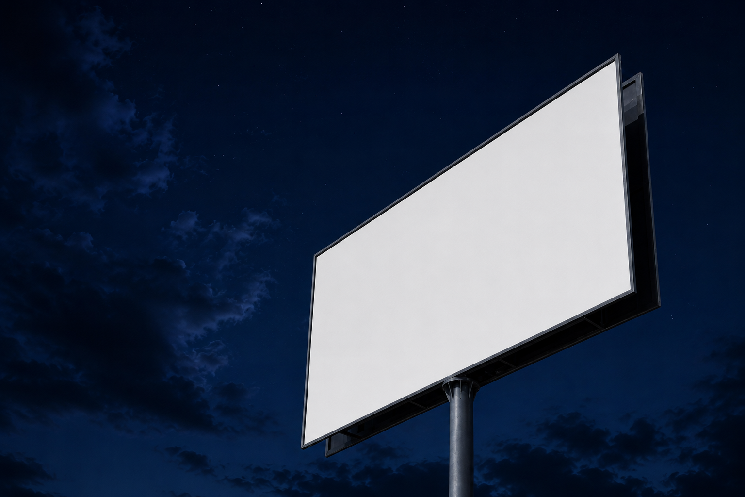 Outdoor em branco contra céu noturno