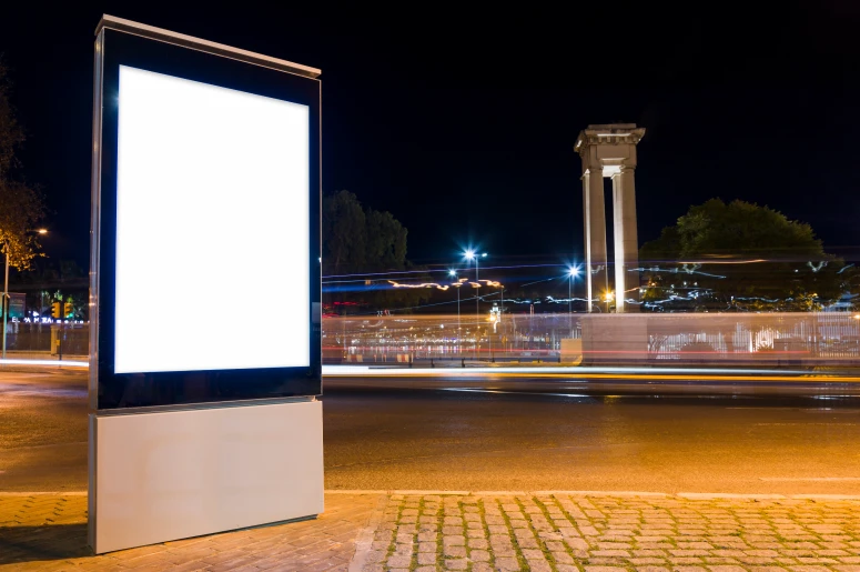 Painel de LED digital em ambiente urbano